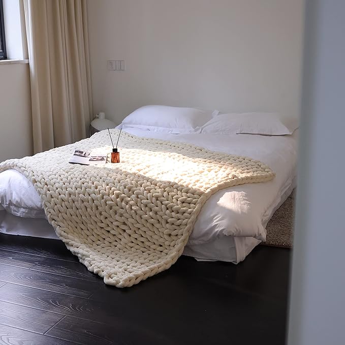 Maetoow Chenille Chunky Knit Blanket Throw (50×60 Inch), Handmade Warm & Cozy Blanket Couch, Bed, Home Decor, Soft Breathable Fleece Banket, Christmas Thick and Giant Yarn Throws,Cream